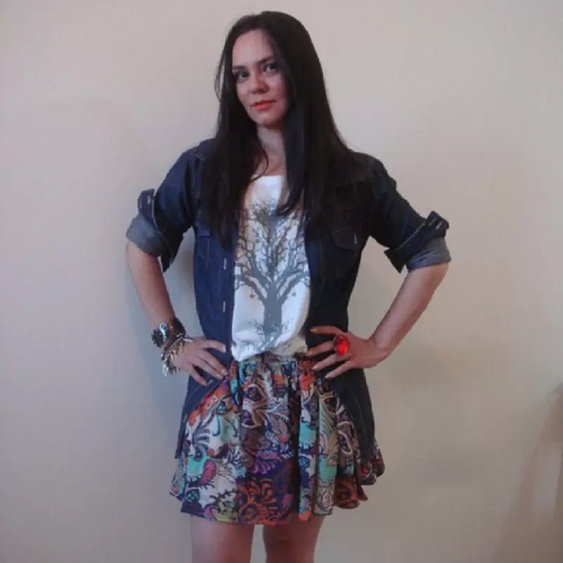 Look T-shirt com mini saia e camisa jeans