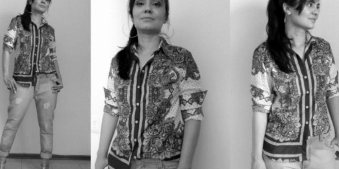 Look para curtir a sexta: Jeans, camisa de lenço e melissa de glitter 1 Look do dia: Jeans, camisa de lenço e melissa de glitter