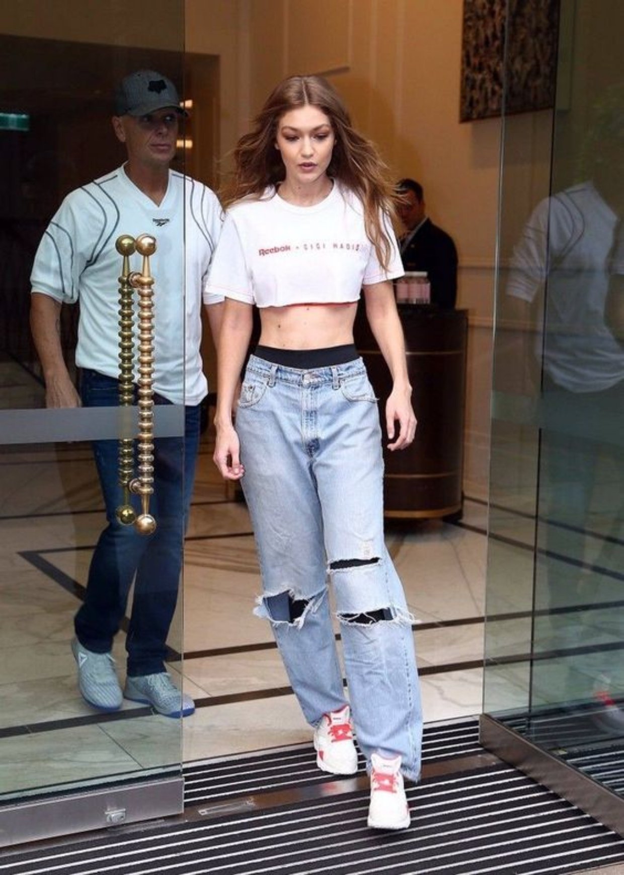 calça jeans boyfriend e tênis