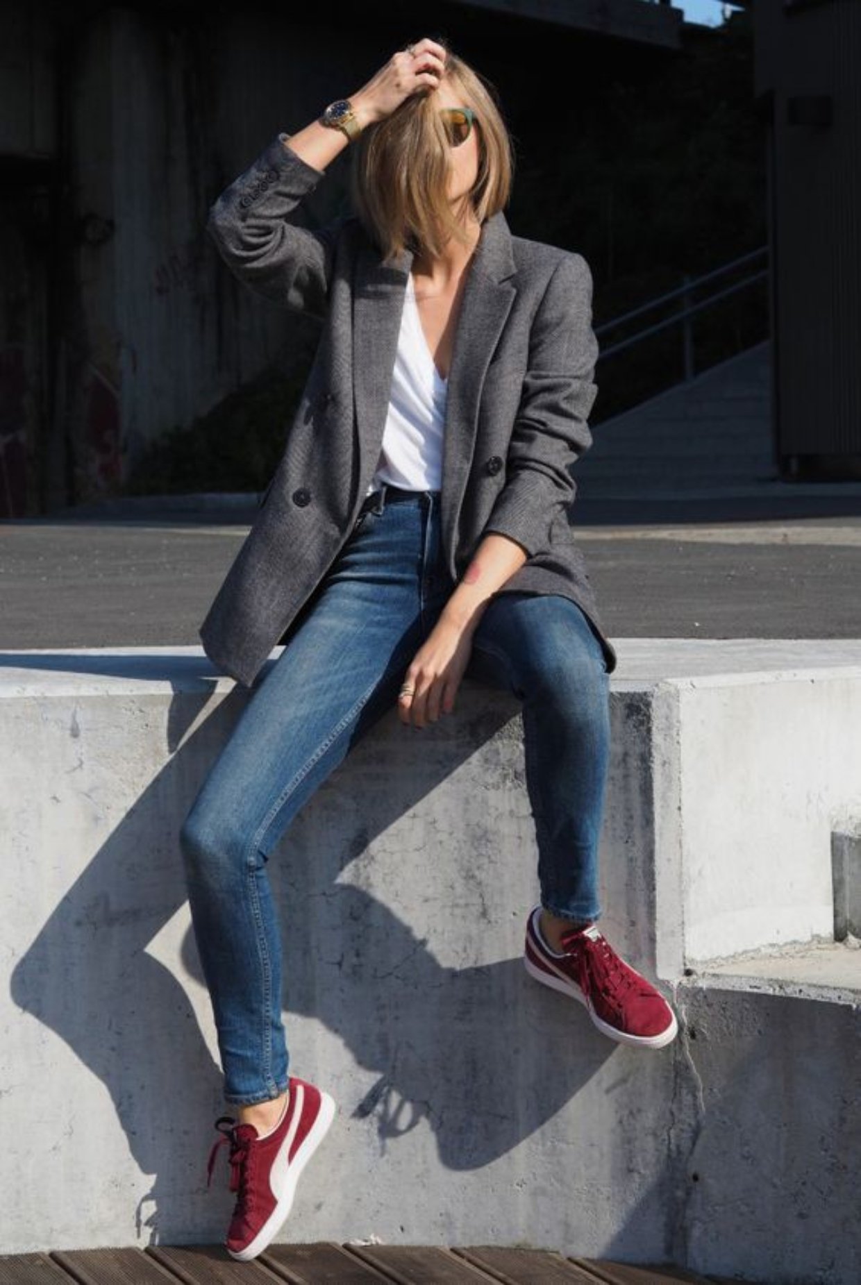 calça jeans e tênis vermelho