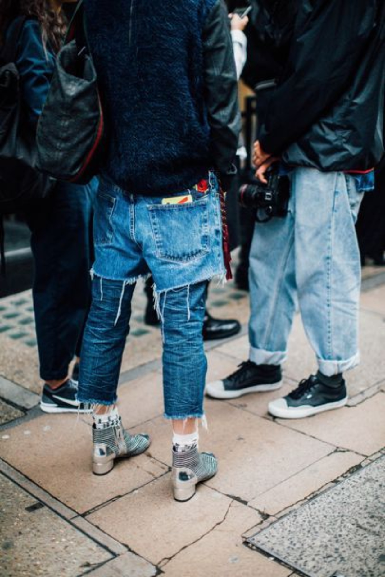 shorts jeans sobre calça jeans - looks inovadores