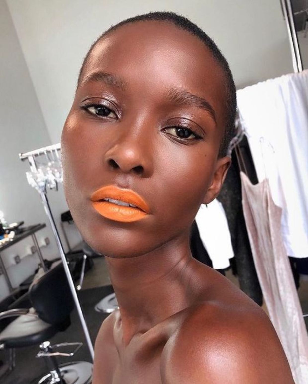maquiagem com batom laranja