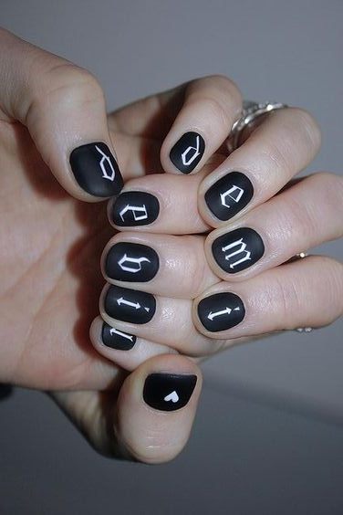 Lettering nail art