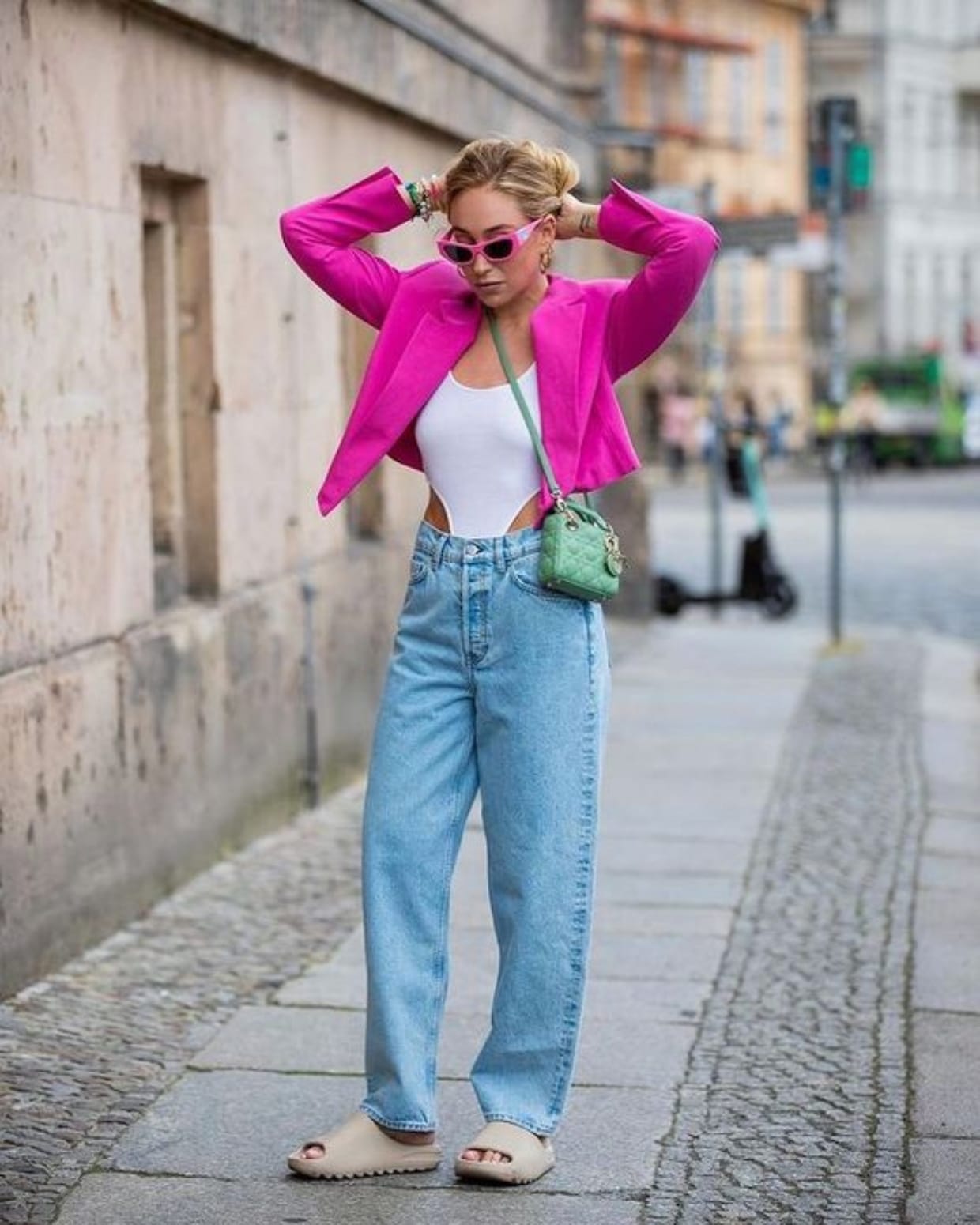 blazer cropped pink body branco calca jeans