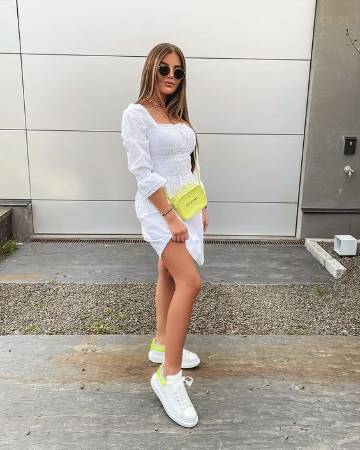 vestido branco tenis bolsa neon