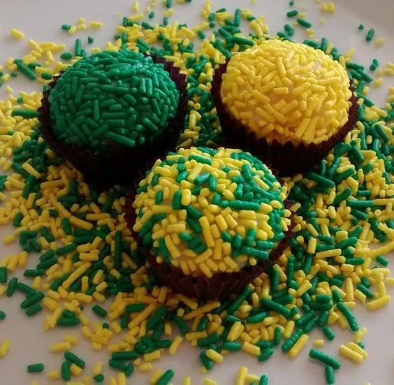 Copa do Mundo e a Tendência Brasilcore: Como Usar as Cores Verde e Amarelo na Moda e na Decoração 48 Mesa posta copa do mundo