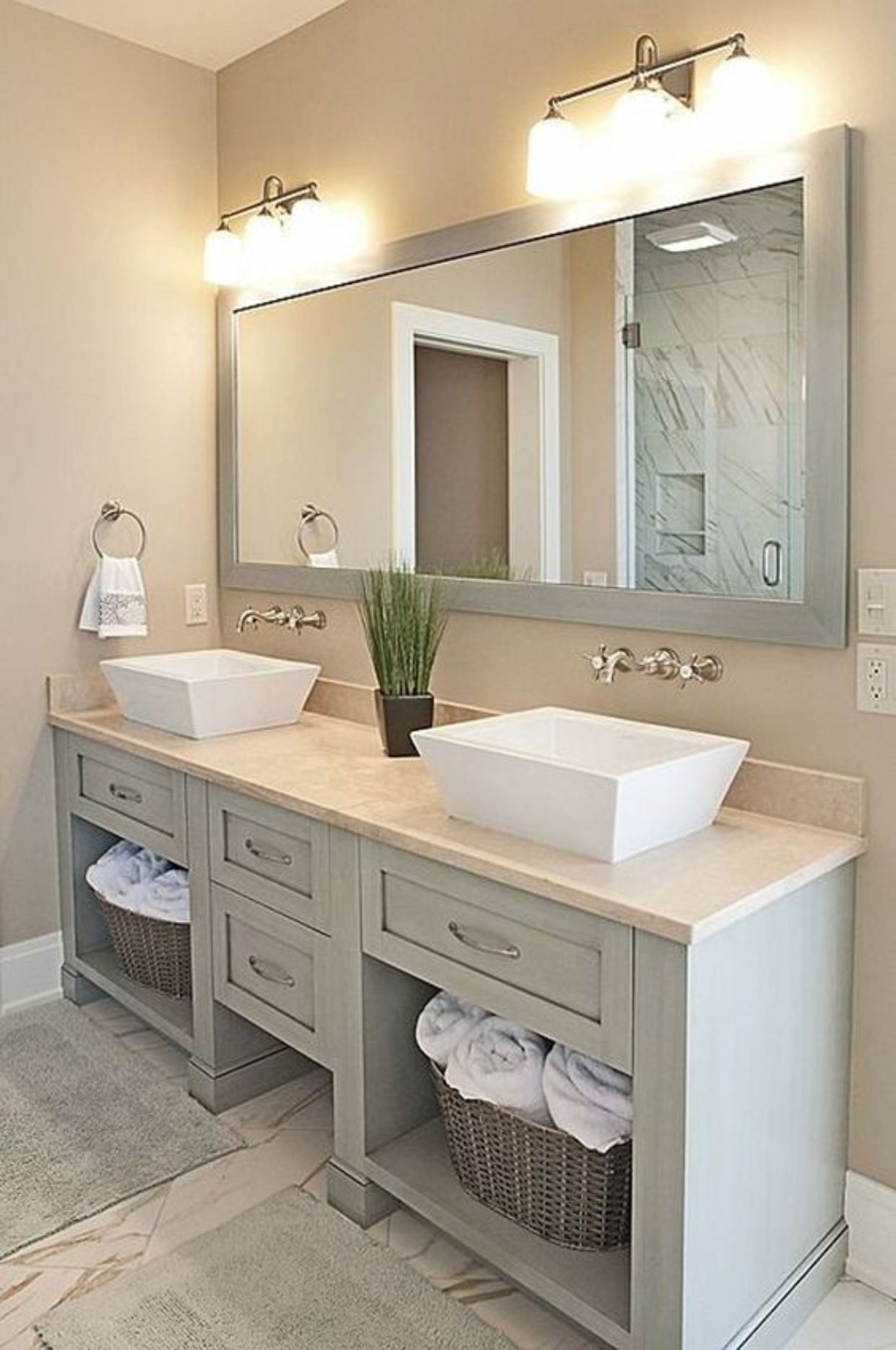 Banheiro compartilhado com espelho grande