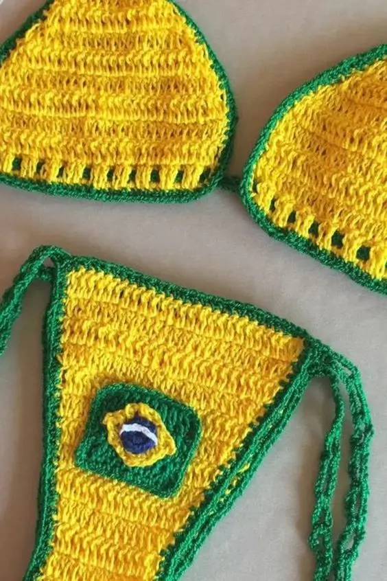 Brazilcore: O que é e Como Usar a Tendência que Conquistou a Moda Global 36 Biquini de crochê amarelo e verde Brasil