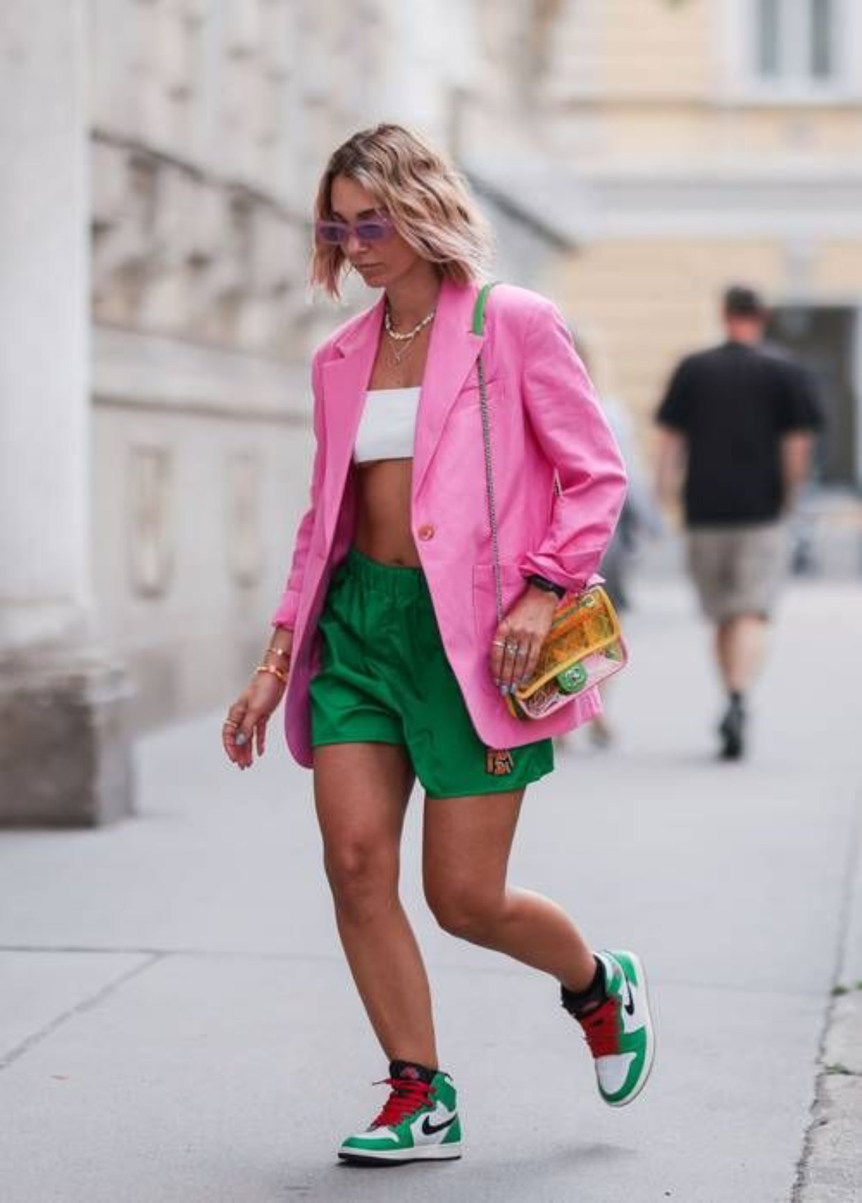Looks com shorts verde e blazer pink