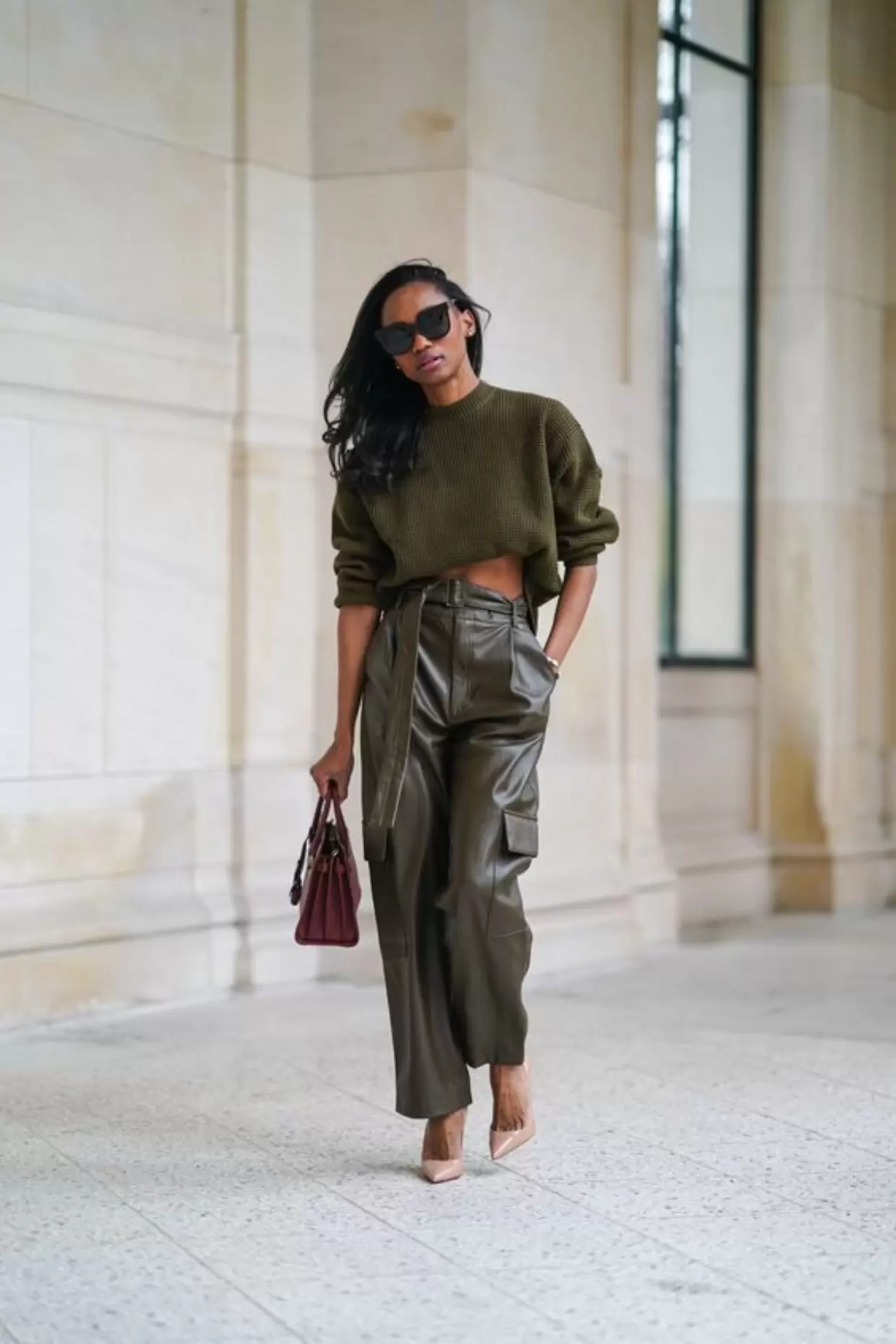 Calça cargo feminina: Como usar a tendência mais quente da temporada 39 Look calça cargo verde
