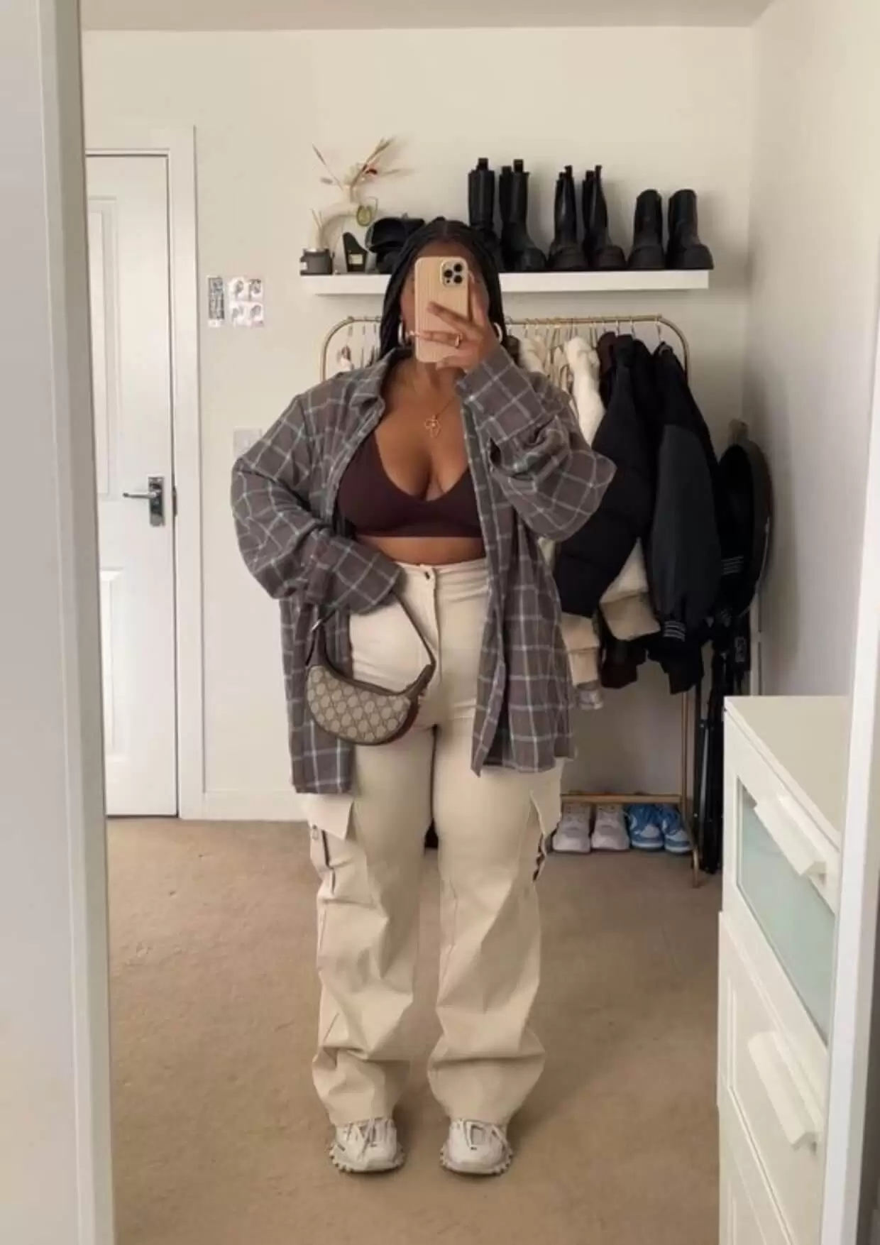 Calça cargo feminina: Como usar a tendência mais quente da temporada 15 looks com calça cargo bege