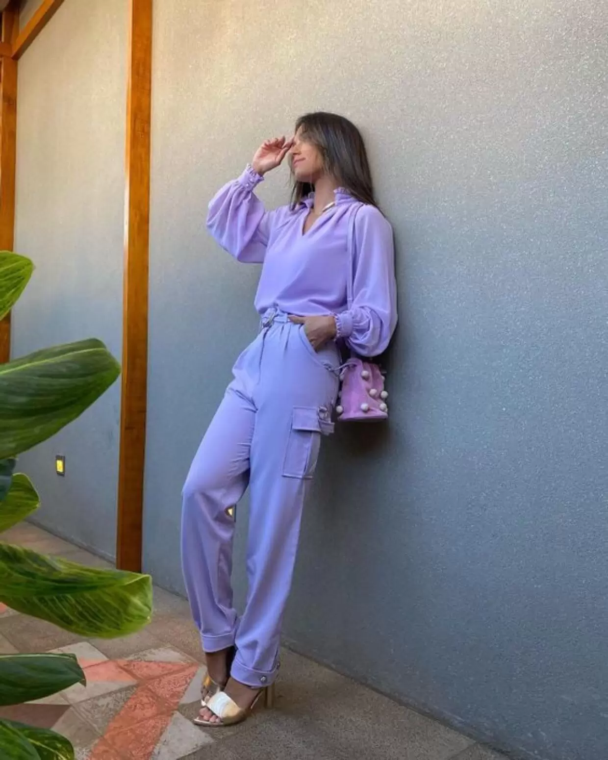 Calça cargo feminina: Como usar a tendência mais quente da temporada 16 Look com calça cargo lilás