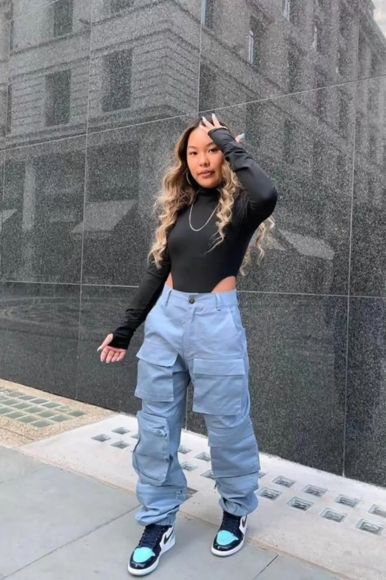 Calça cargo feminina: Como usar a tendência mais quente da temporada 10 looks com calça cargo