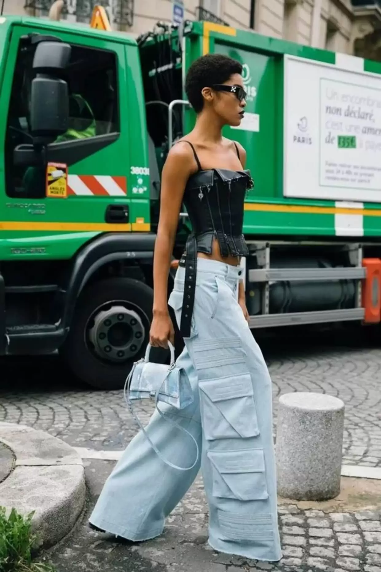 Calça cargo feminina: Como usar a tendência mais quente da temporada 2 look calça cargo