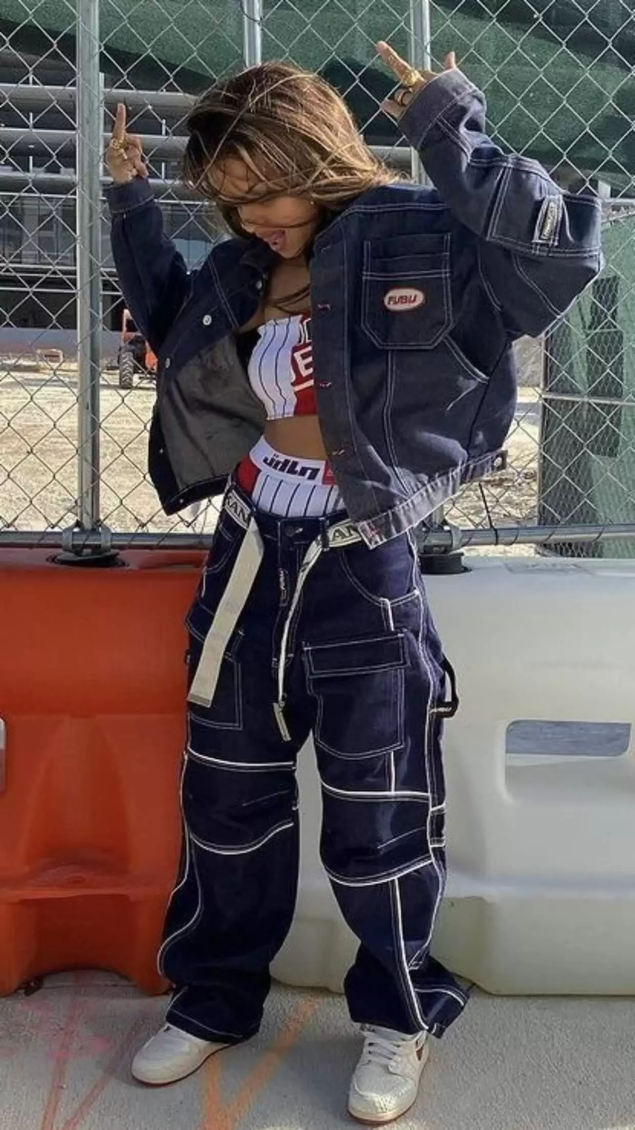 Calça cargo feminina: Como usar a tendência mais quente da temporada 22 Look com calça cargo jeans