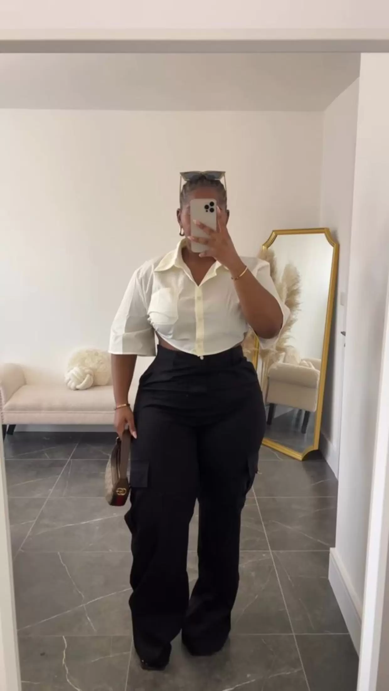 Calça cargo feminina: Como usar a tendência mais quente da temporada 41 Look calça cargo preta cintura alta