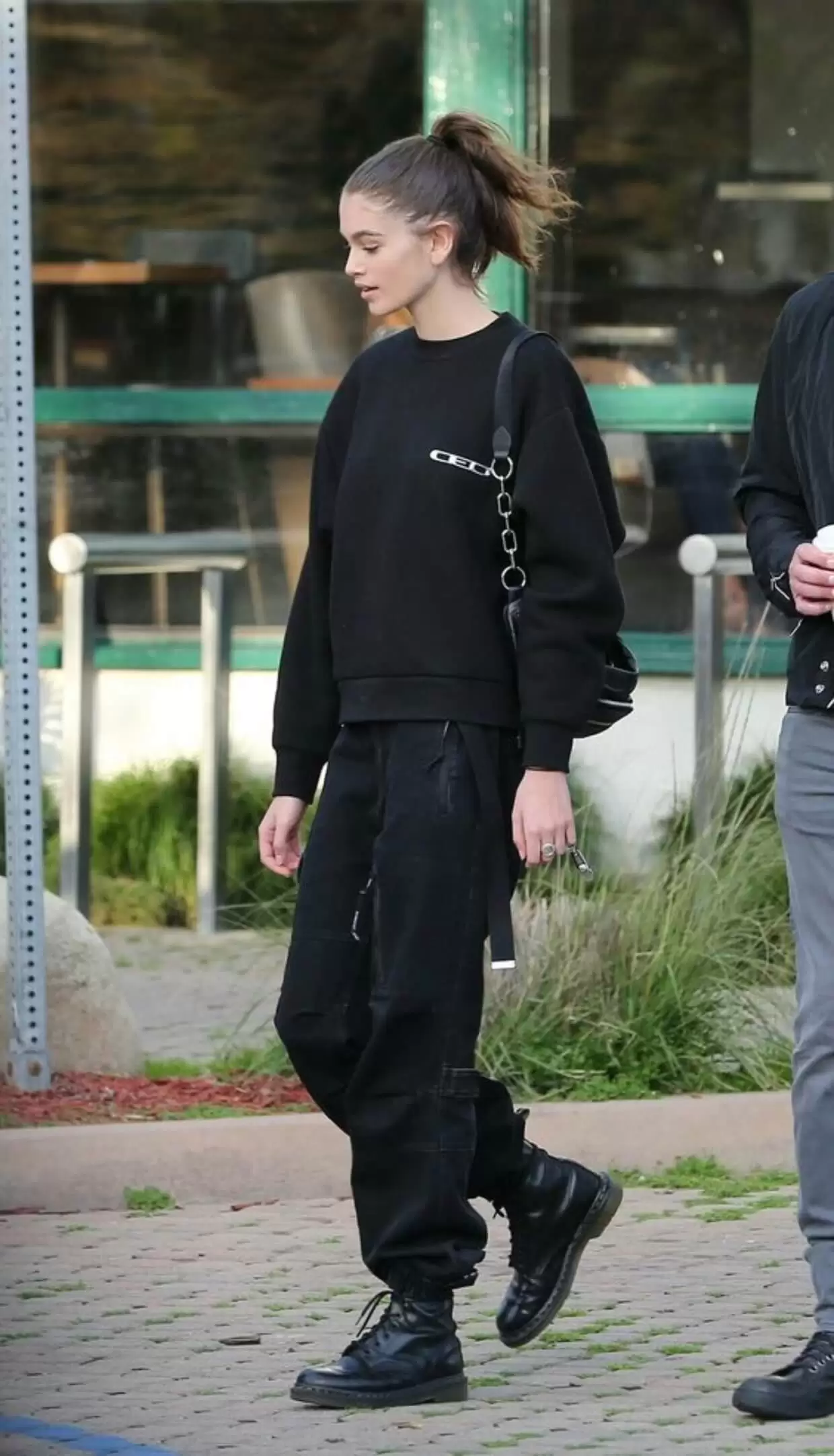 Calça cargo feminina: Como usar a tendência mais quente da temporada 21 Look calça cargo preta feminina