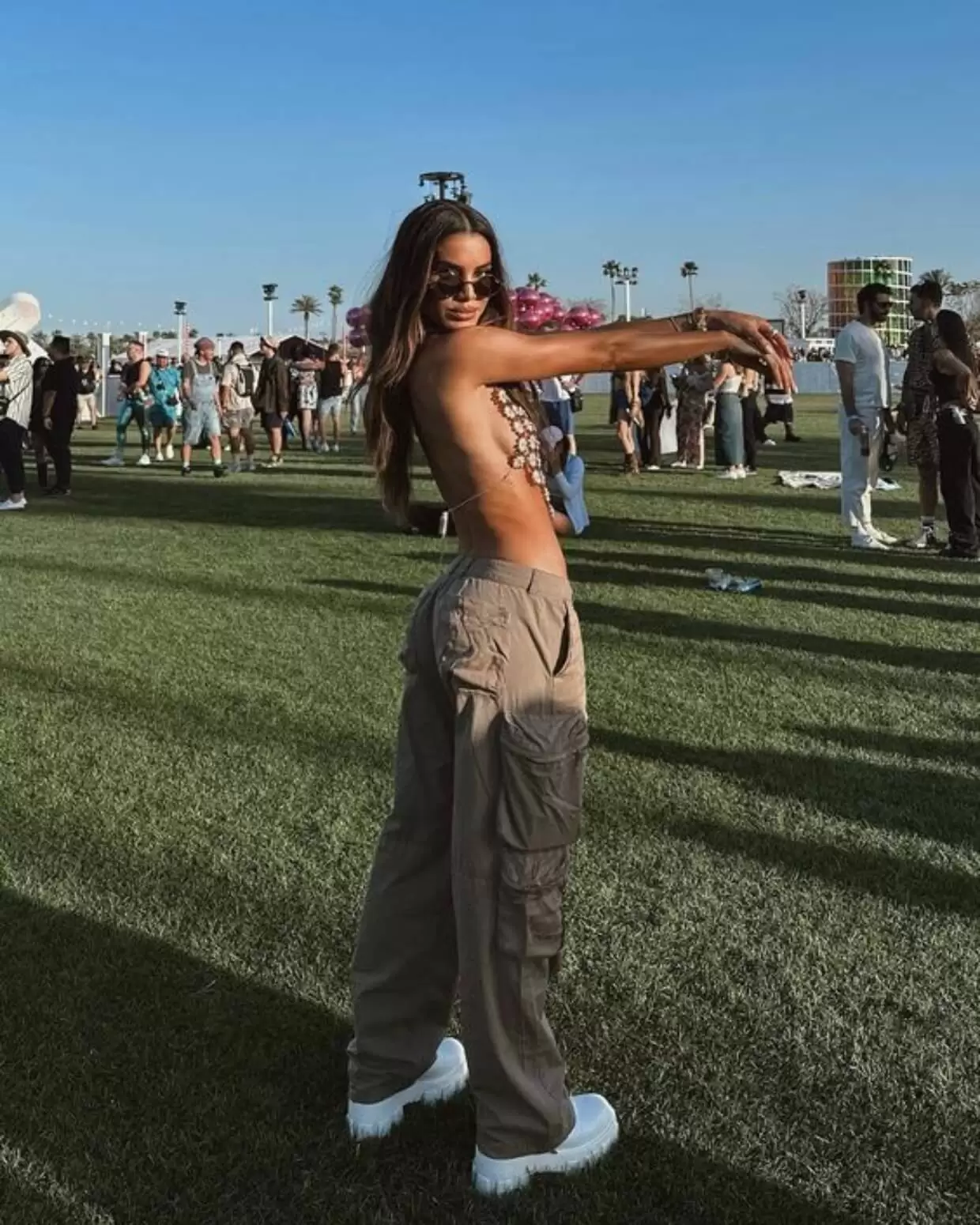 Calça cargo feminina: Como usar a tendência mais quente da temporada 12 look calça cargo feminina