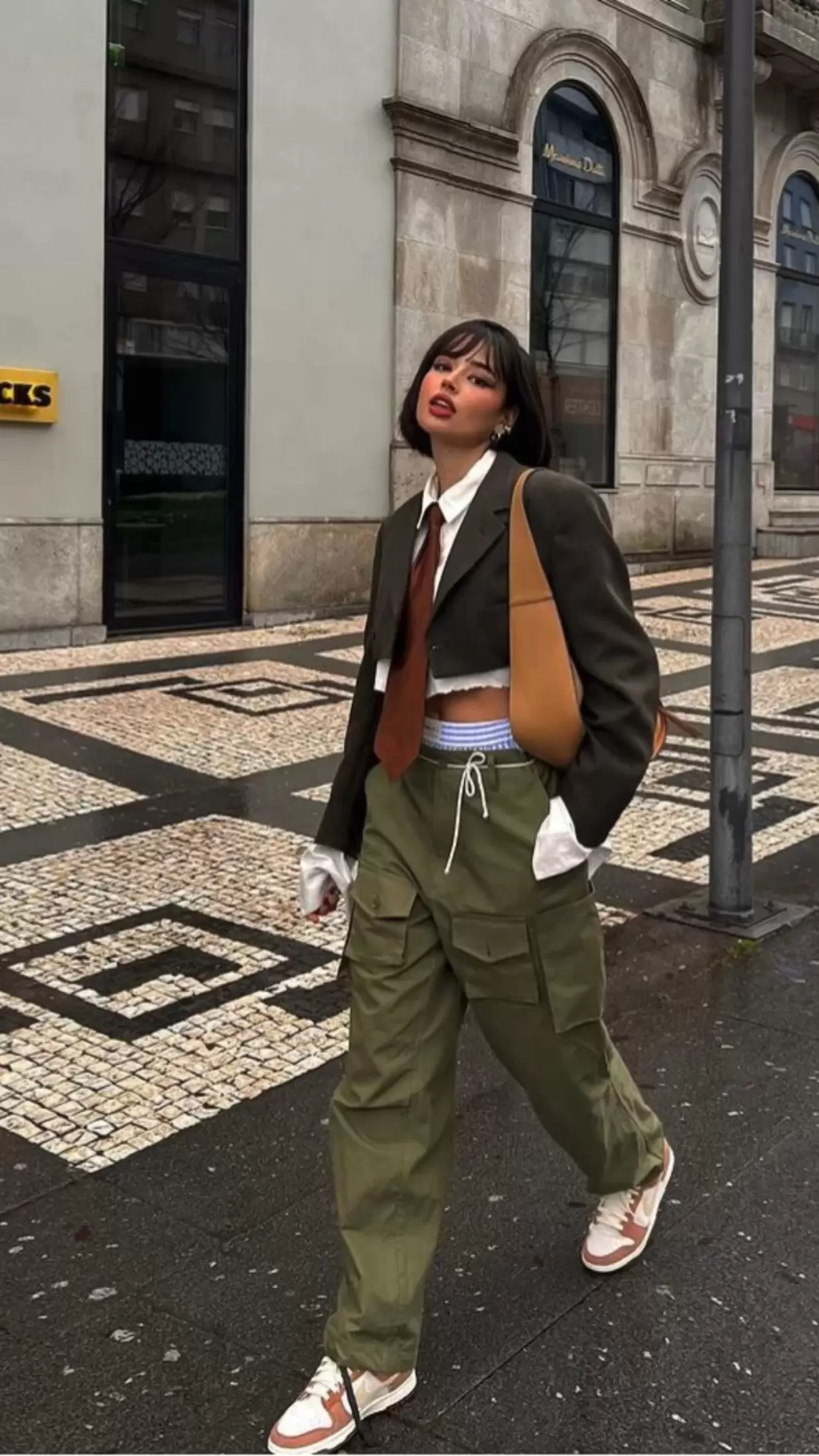 Calça cargo feminina: Como usar a tendência mais quente da temporada 32 look calça cargo blazer cropped