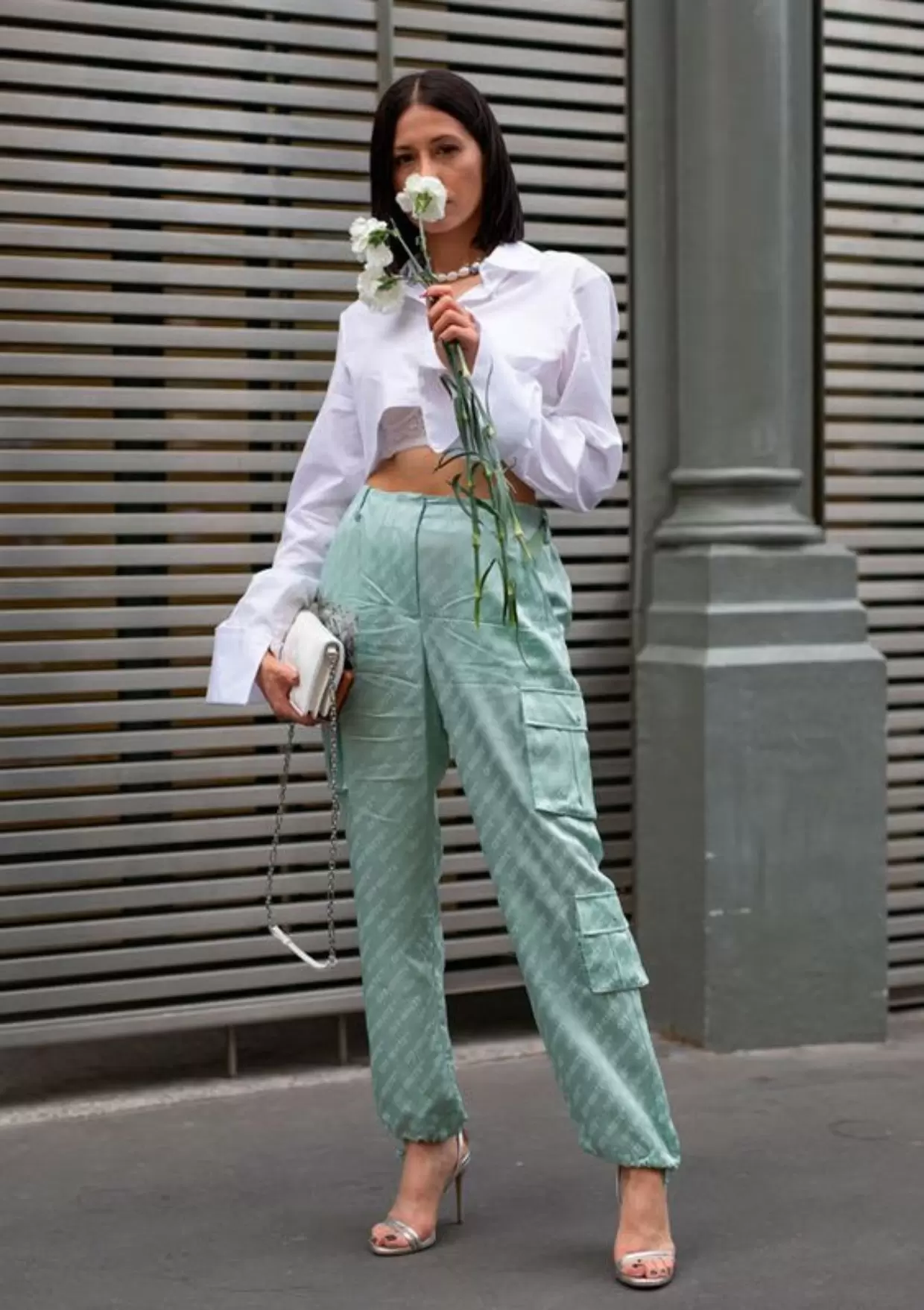 Calça cargo feminina: Como usar a tendência mais quente da temporada 37 como usar calça cargo com sandália