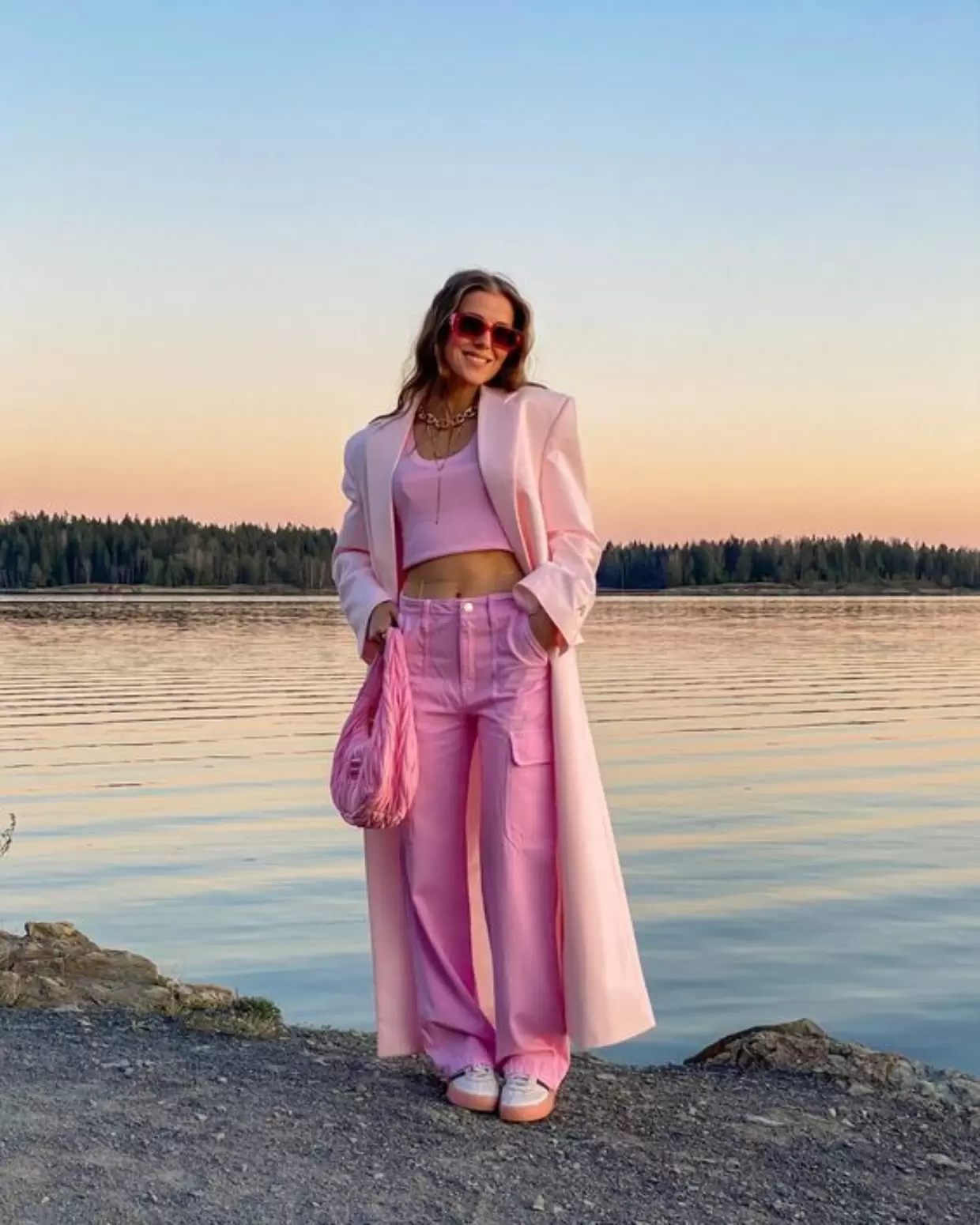 Calça cargo feminina: Como usar a tendência mais quente da temporada 33 como usar calça cargo com casaco