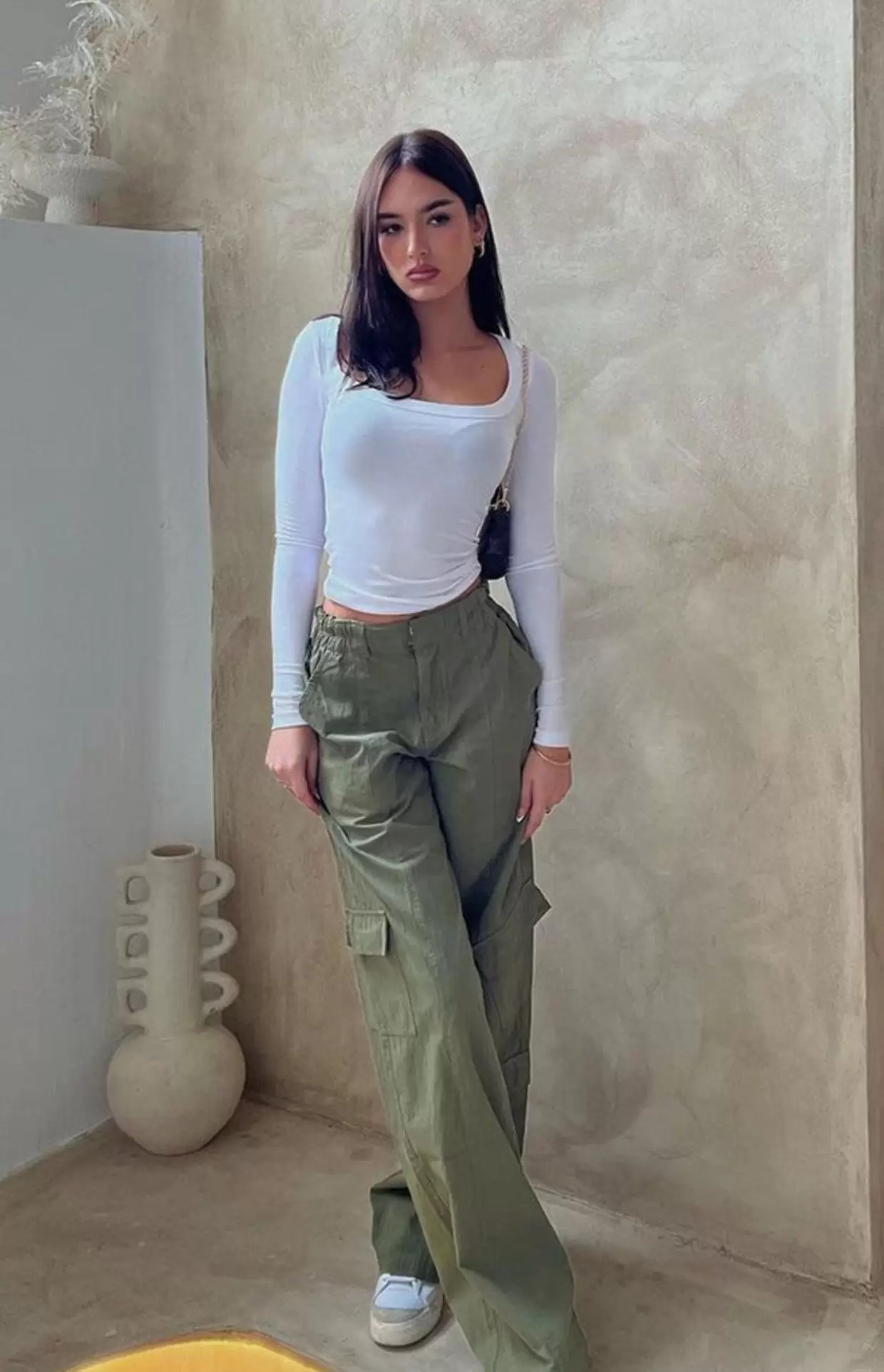 Calça cargo feminina: Como usar a tendência mais quente da temporada 24 como usar calça cargo feminina