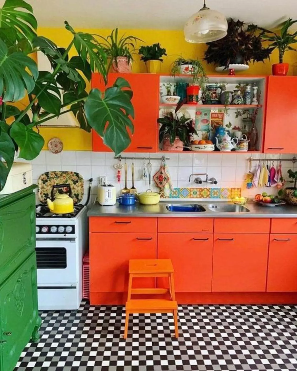decoração alegre e vibrante com verde, amarelo e laranja