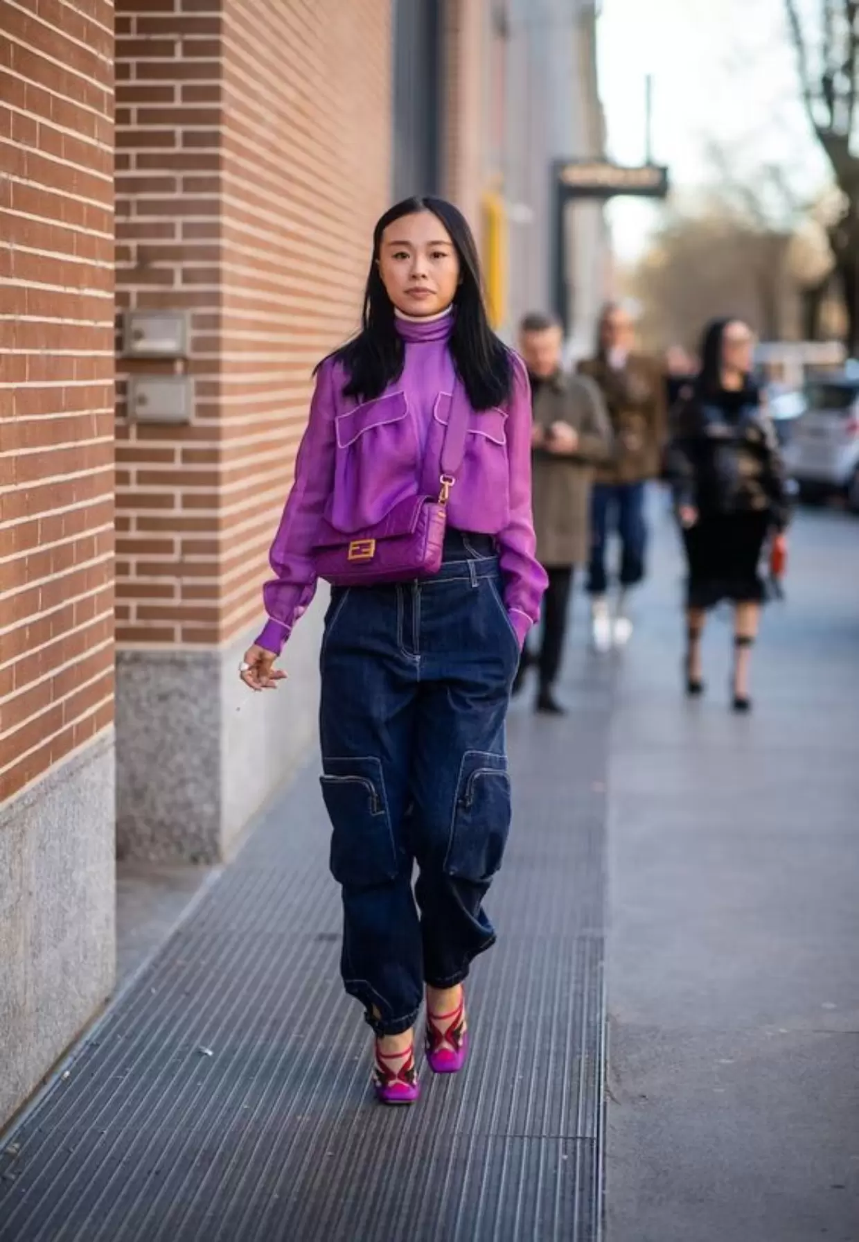 Calça cargo feminina: Como usar a tendência mais quente da temporada 50 calça cargo jeans