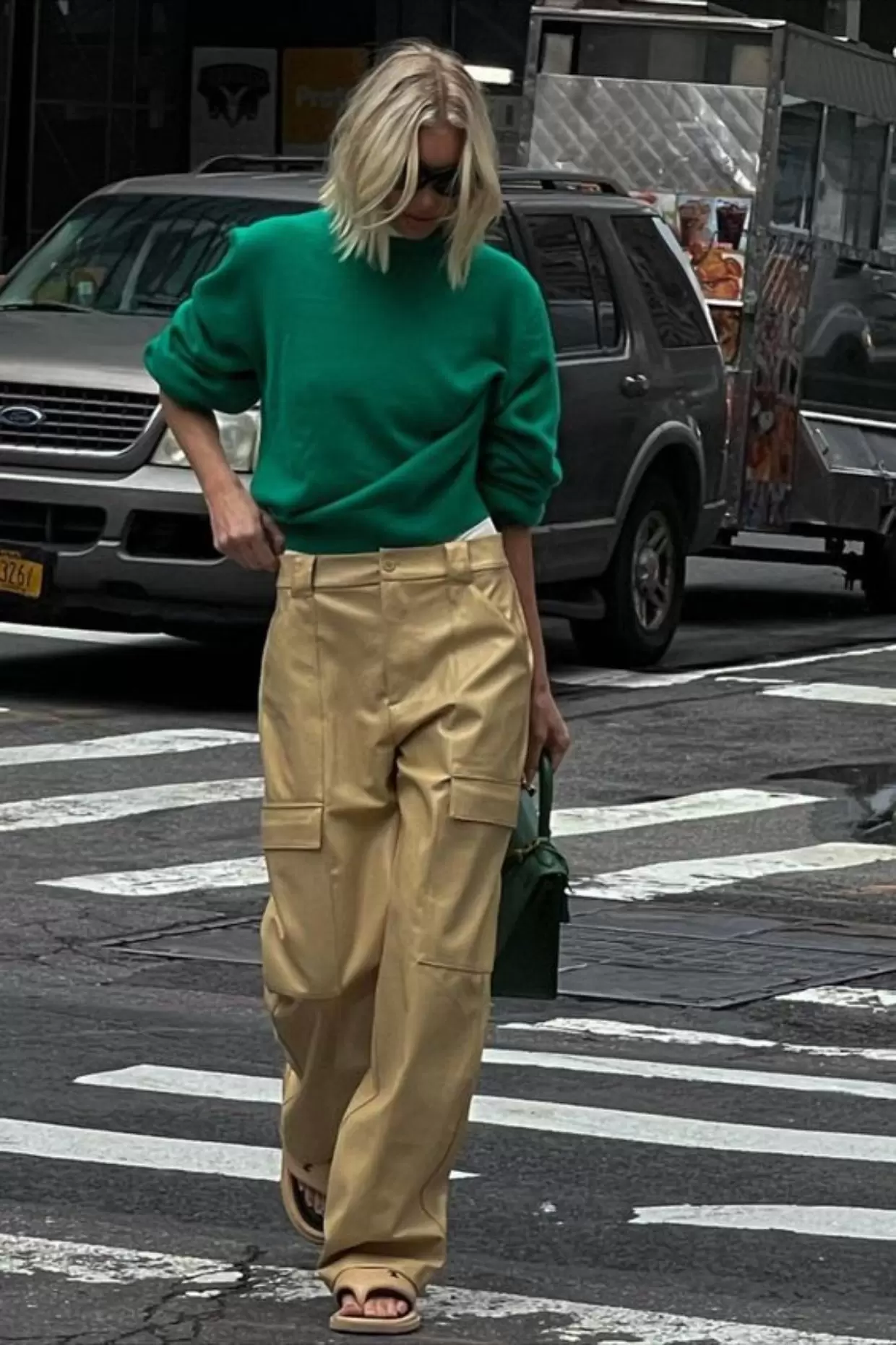 Looks com calça cargo metalizada