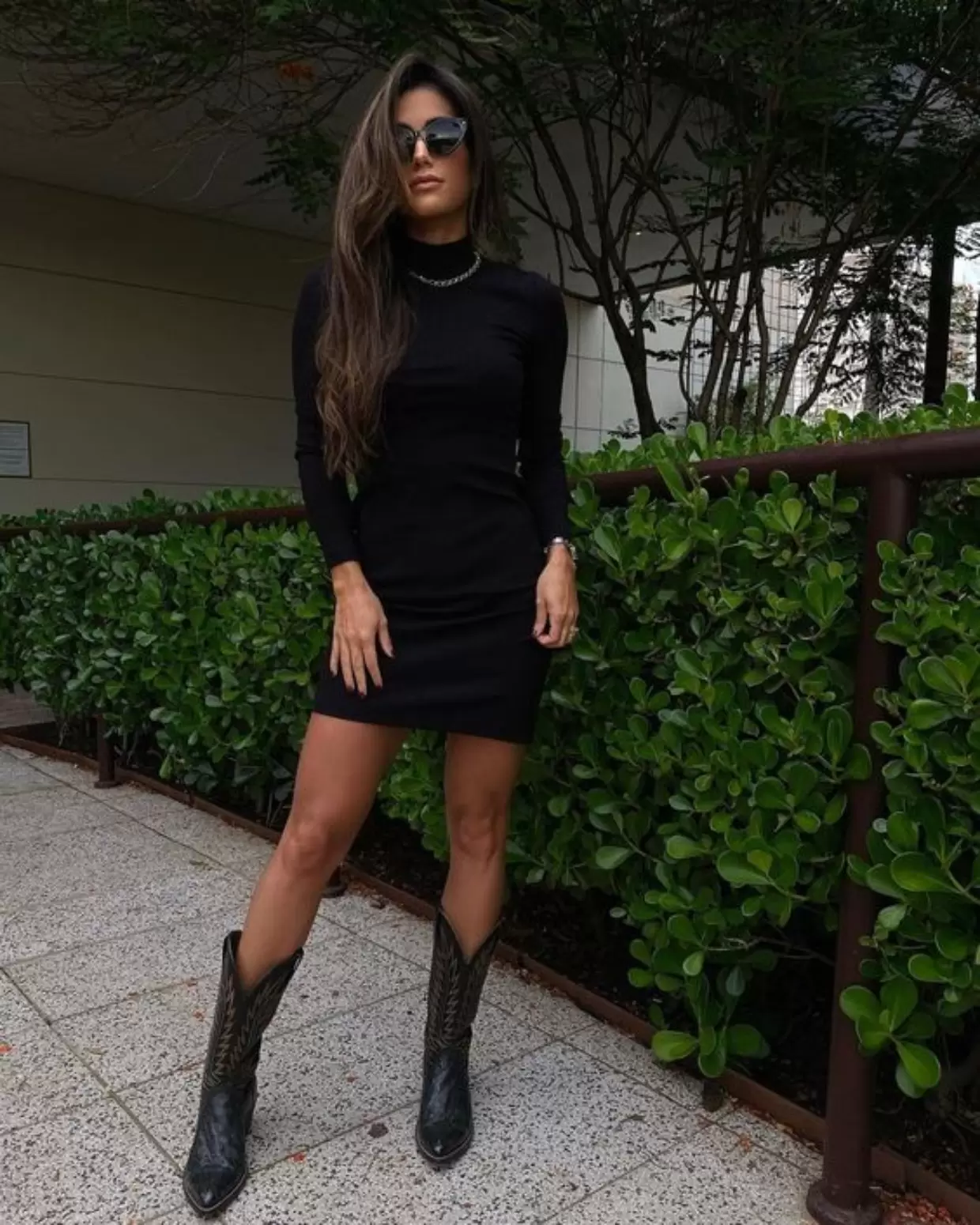 vestido tubinho com bota western