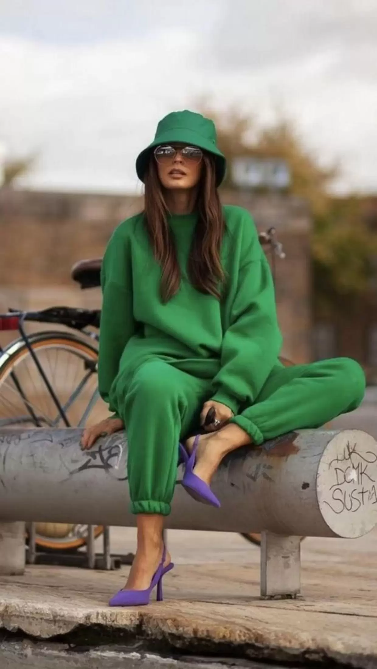 Como montar look de inverno: Guia com peças básicas de frio para arrasar 16 Look inverno com bucket hat