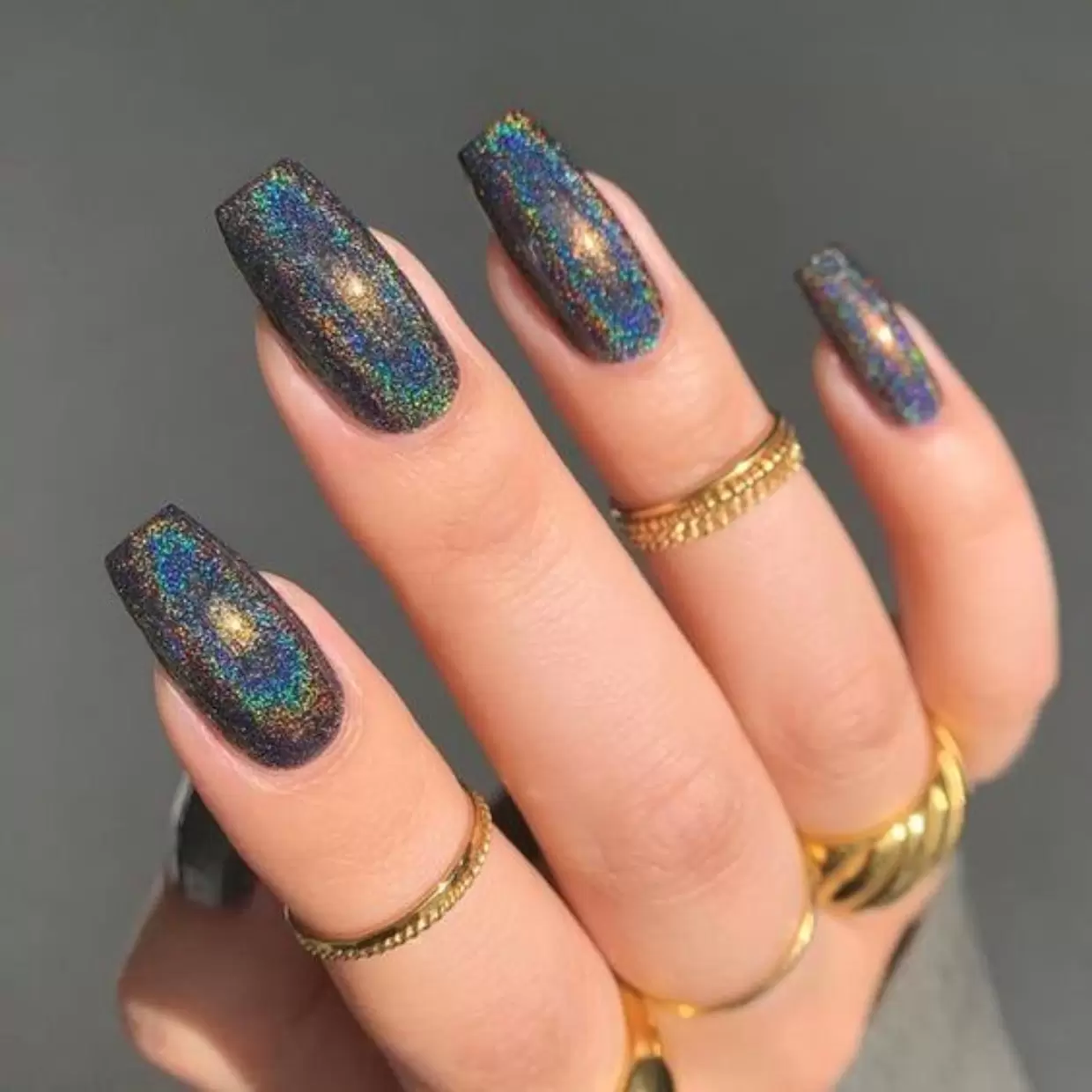 Tipos de Unhas: descubra o formato perfeito para você! 29 esmalte holográfico