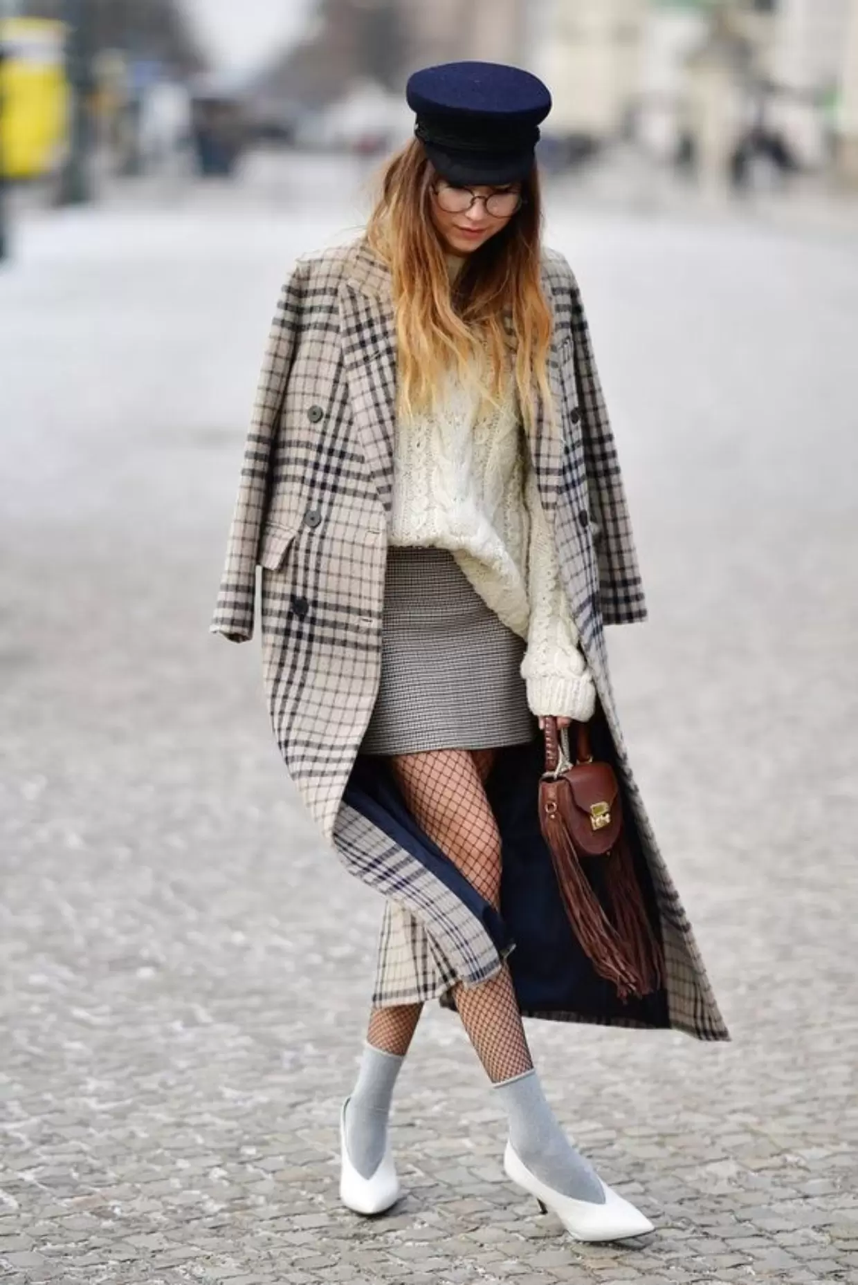 Como montar look de inverno: Guia com peças básicas de frio para arrasar 18 Look inverno escuro com colete puffer