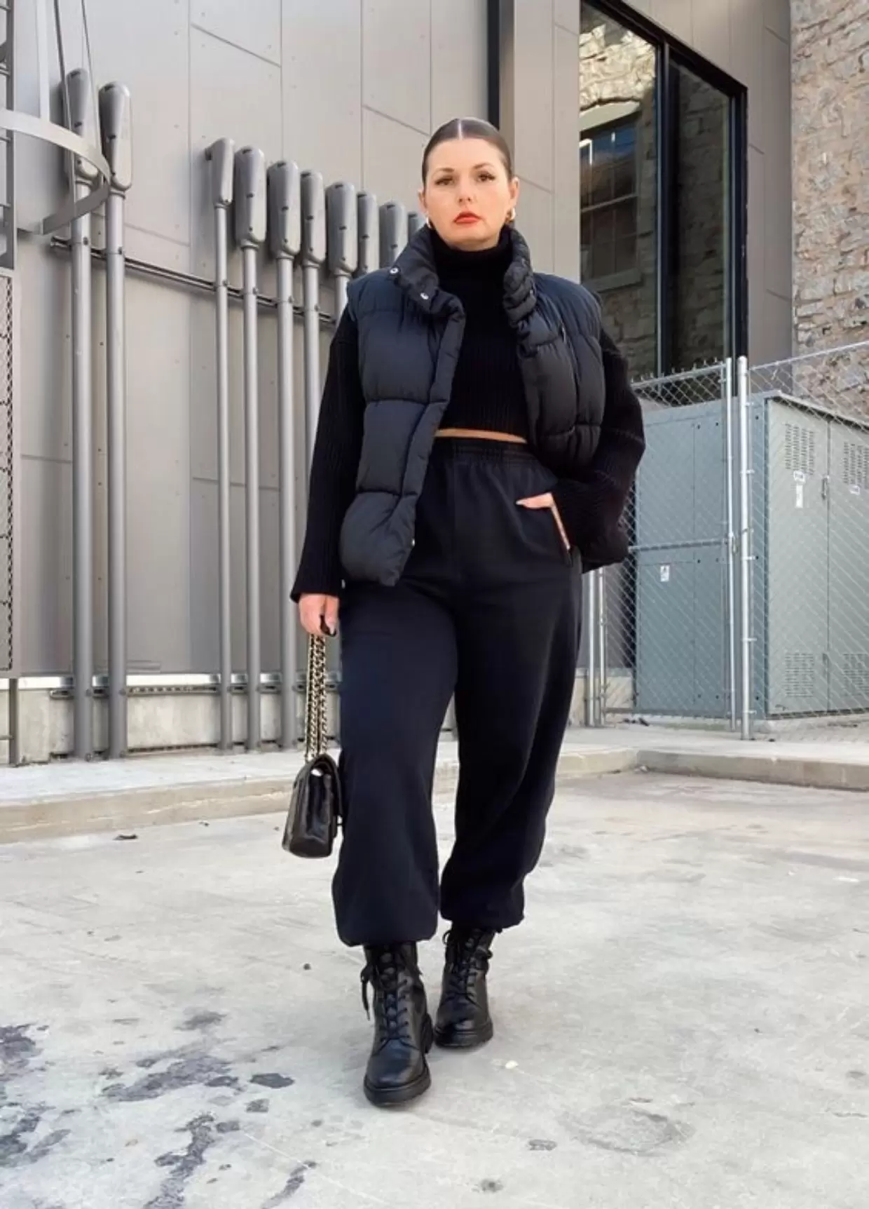 Como montar look de inverno: Guia com peças básicas de frio para arrasar 19 look de inverno com coturno colete puffer