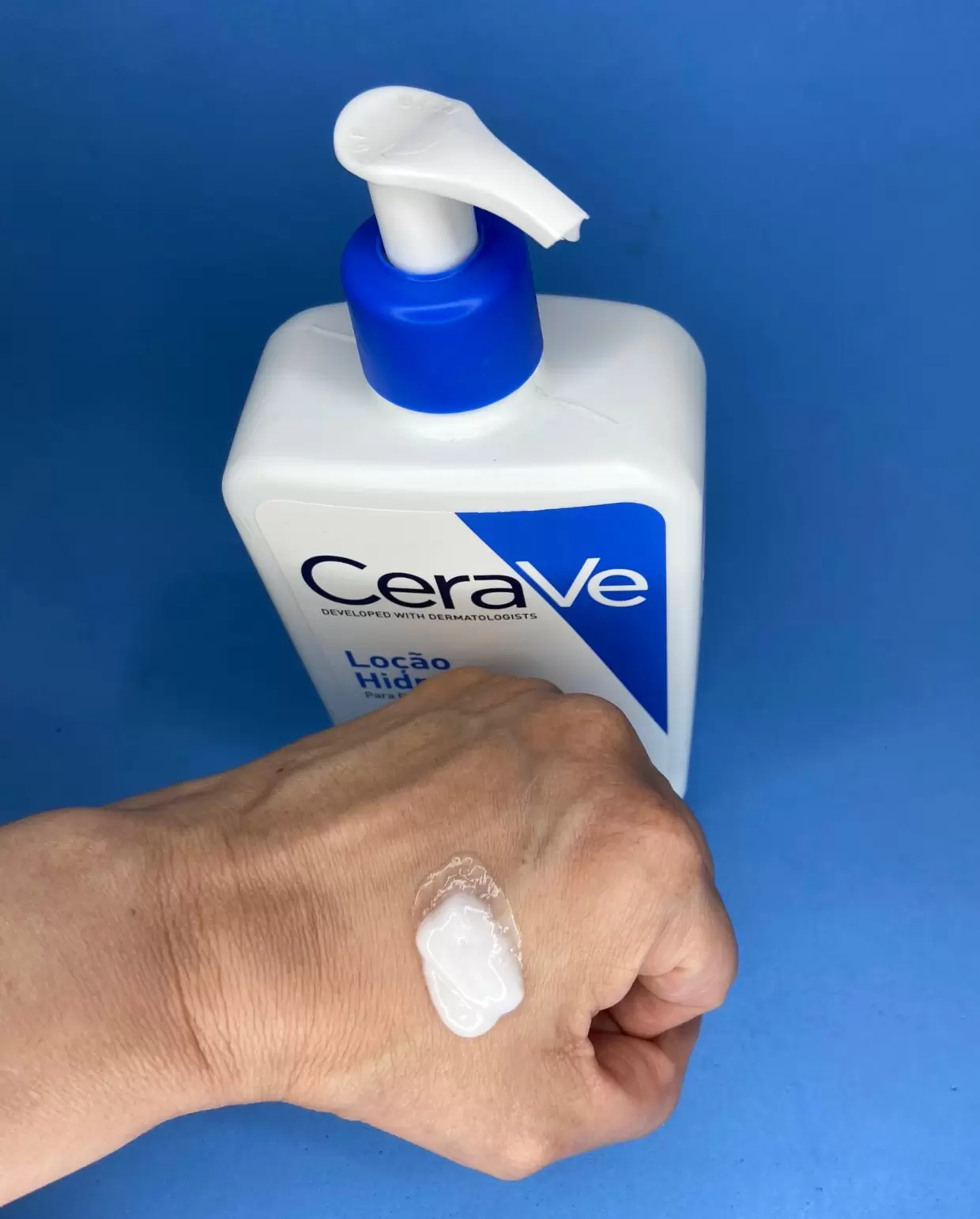 Loção hidratante Corporal Cerave com ácido hialurônico