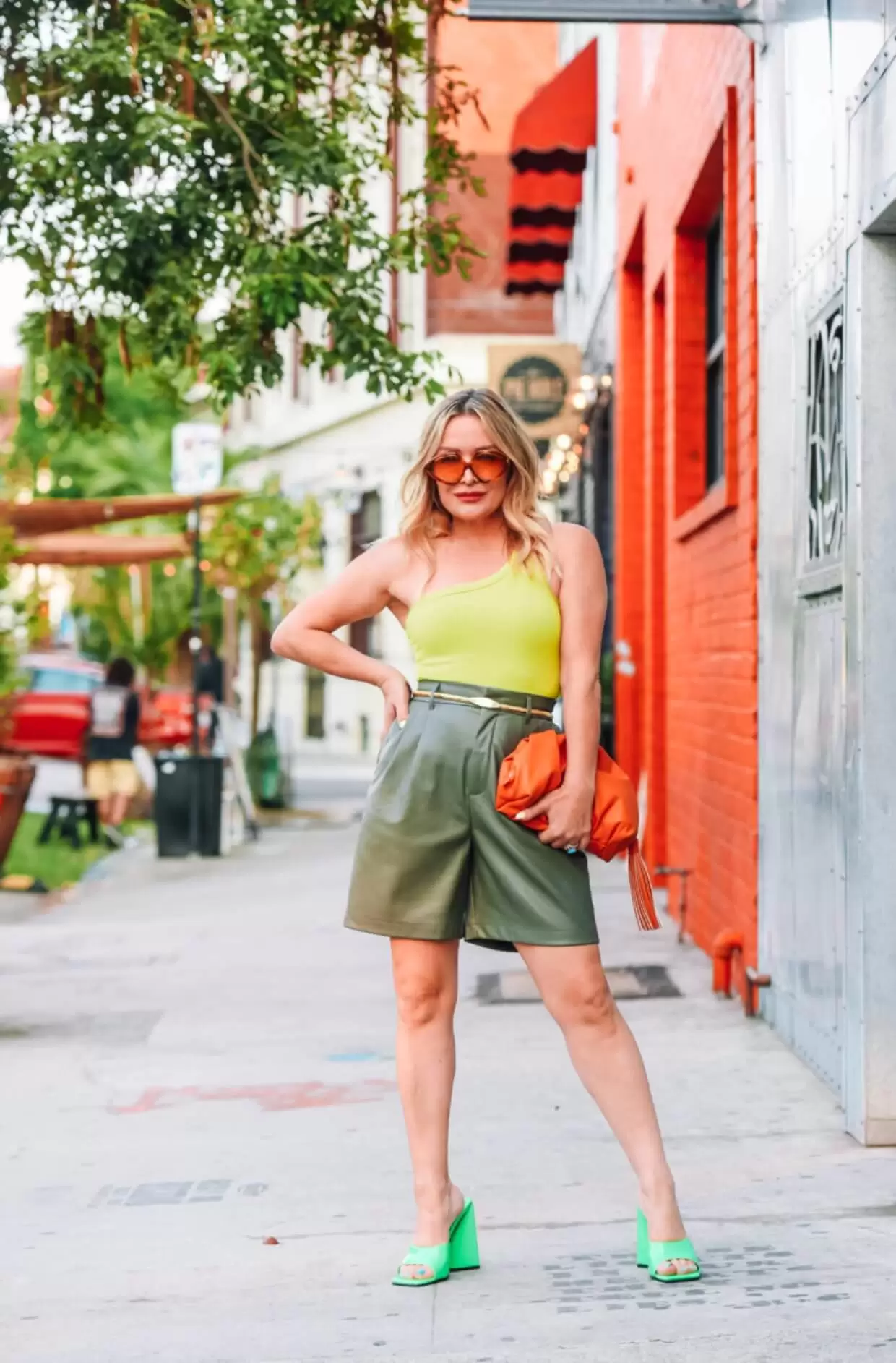 Moda versátil: Aprenda como usar shorts de couro feminino em diversas ocasiões 3 shorts de couro verde