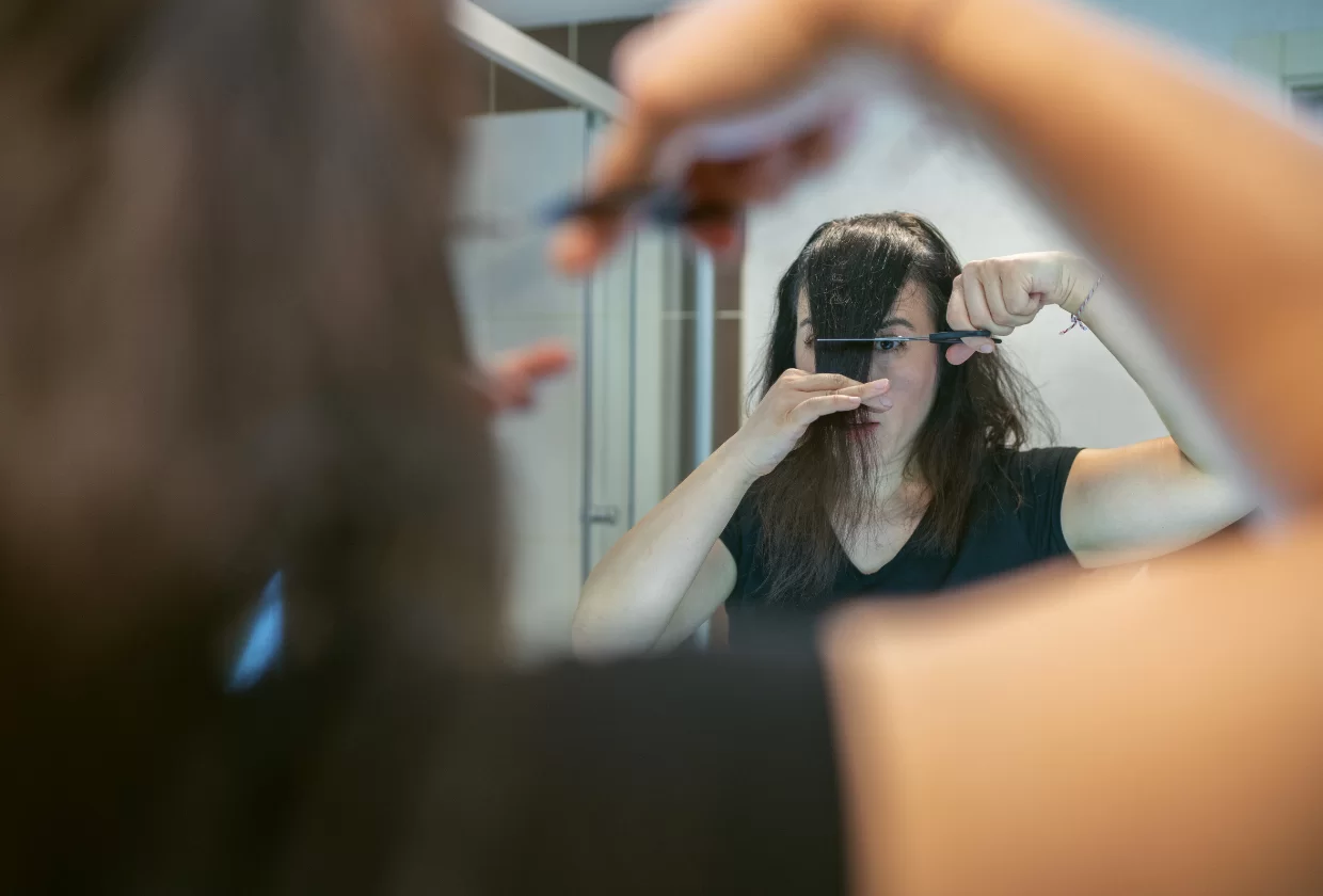 Como cortar os cabelos sozinha: Um guia passo a passo 8 Como cortar o próprio cabelo