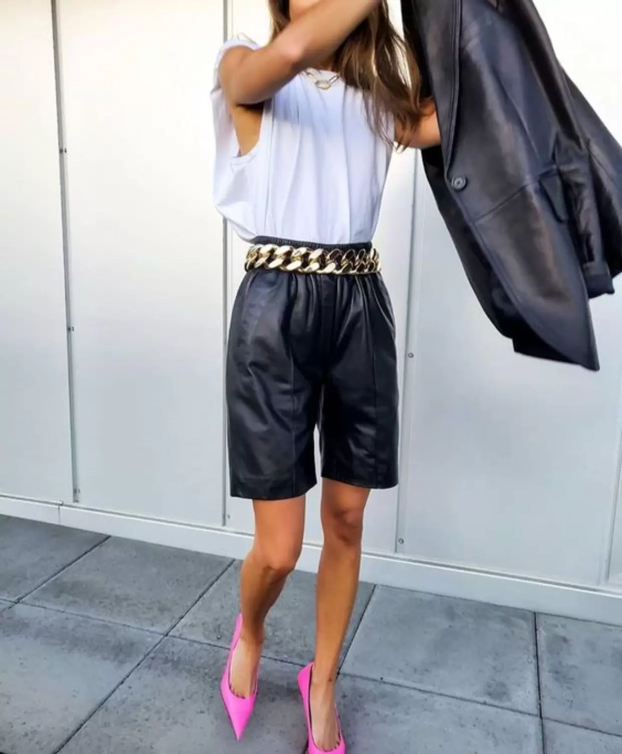 Moda versátil: Aprenda como usar shorts de couro feminino em diversas ocasiões 9 short de couro com cinto