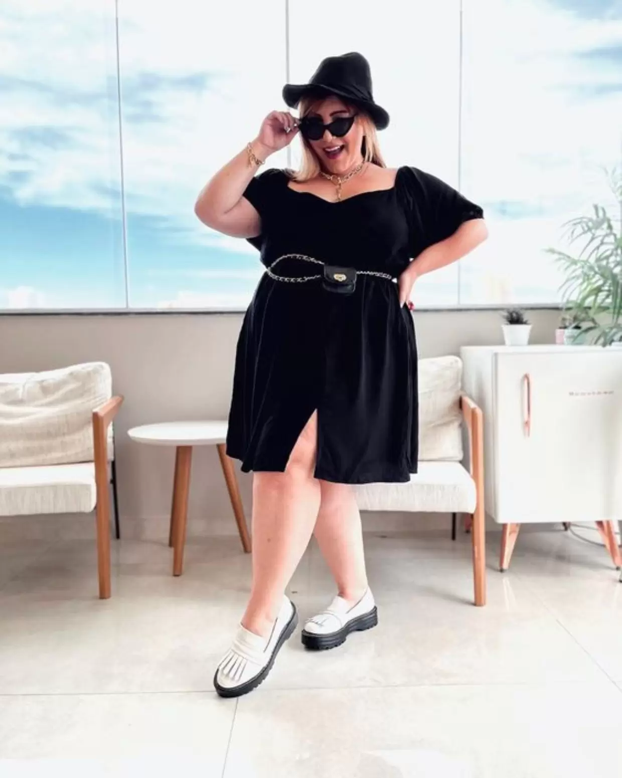 Dicas de como usar vestido em 2023: Tendências e estilos para arrasar 19 Look com vestido preto com fenda plus size