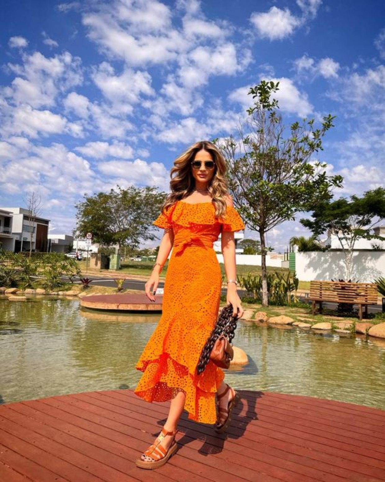 Look com vestido laranja