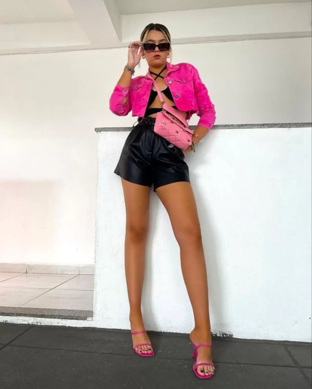 Moda versátil: Aprenda como usar shorts de couro feminino em diversas ocasiões 20 Short de couro