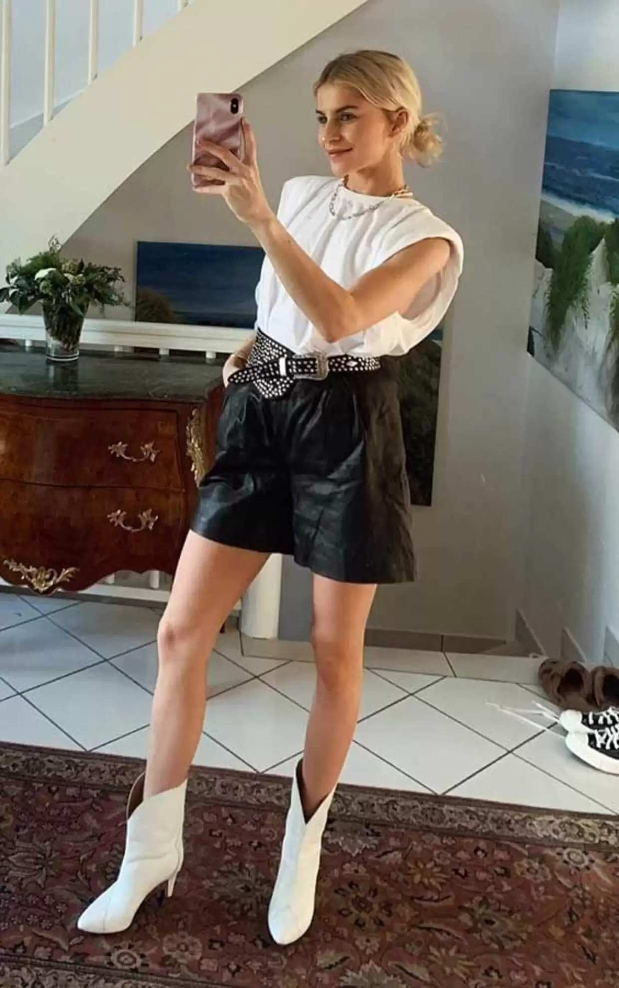 Moda versátil: Aprenda como usar shorts de couro feminino em diversas ocasiões 4 Como usar shorts de couro