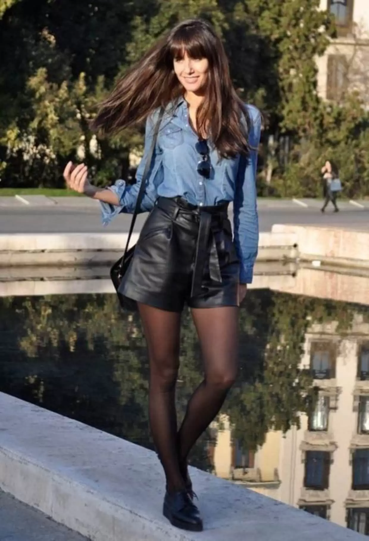 Moda versátil: Aprenda como usar shorts de couro feminino em diversas ocasiões 15 Looks com shorts de couro preto