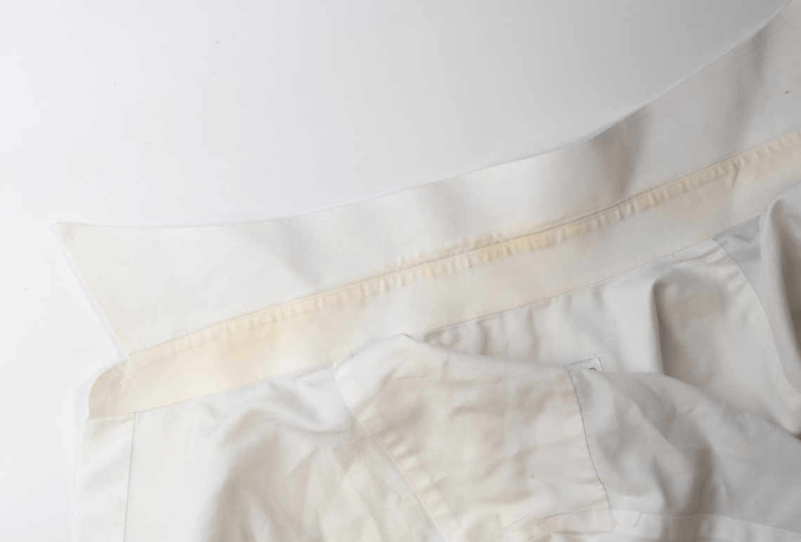 Como tirar manchas amarelas de roupa branca - a solução