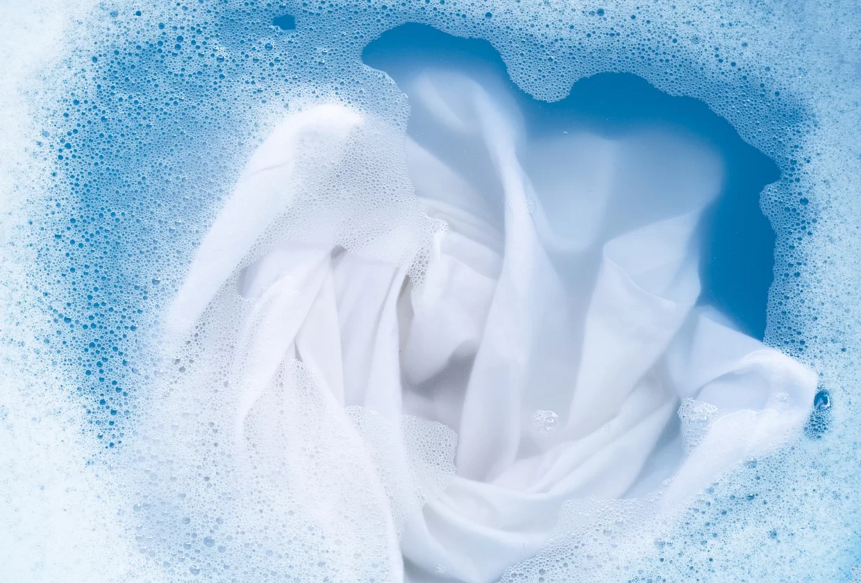 Como remover manchas amarelas de roupa branca