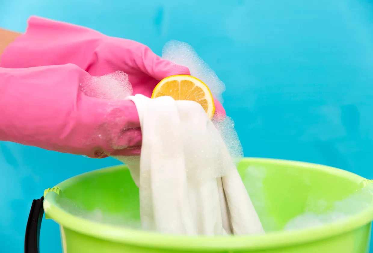 Como tirar manchas difíceis de roupas coloridas