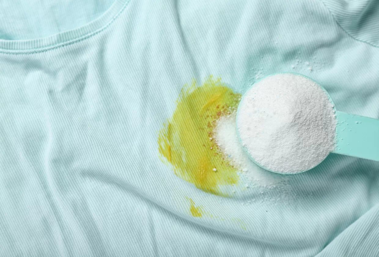 Como tirar manchas difíceis de roupas coloridas