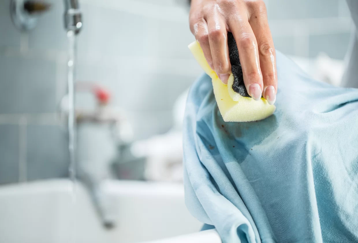 Como tirar manchas difíceis de roupas coloridas