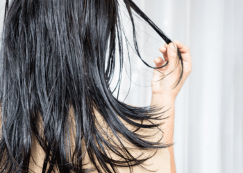 O que é bom para tirar a oleosidade do cabelo?