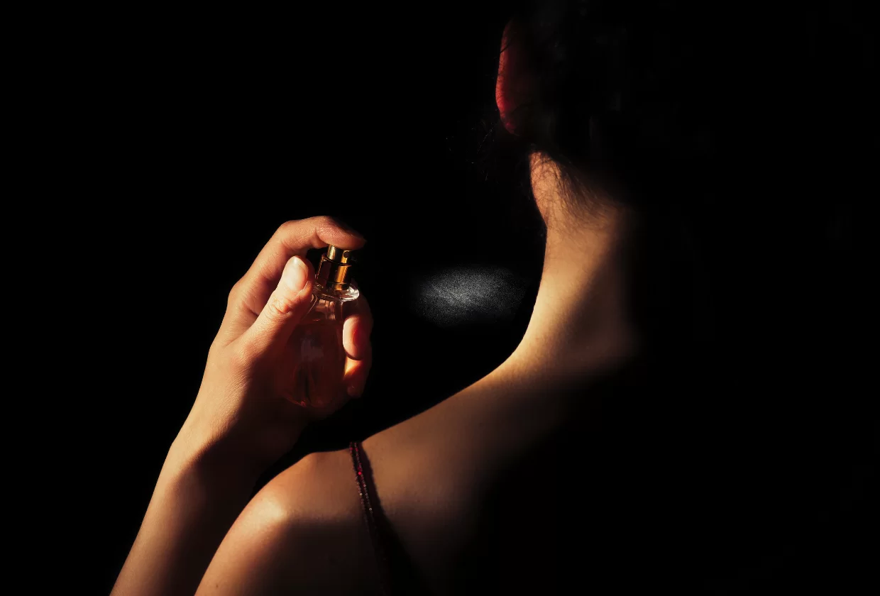 Como passar perfume corretamente: Guia completo para exalar elegância e cativar os sentidos 2 Como passar perfume